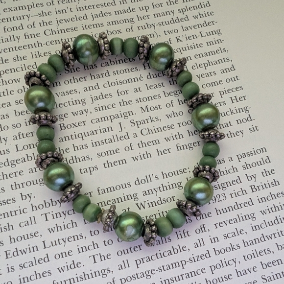 Elegant Green Beaded Bracelet - Picture 6 of 6